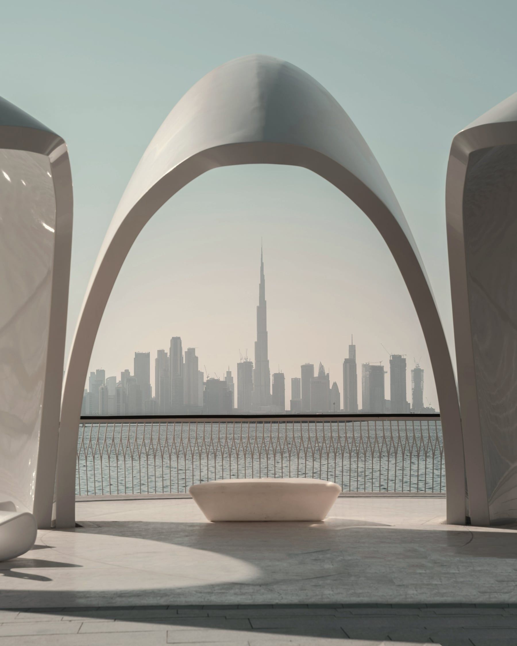 قوس أبيض يؤطّر أفق مدينة دبي